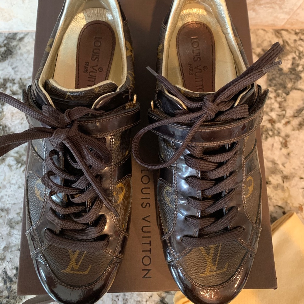Louis Vuitton authentic Sneakers size 36.5 (6.5)